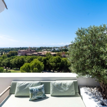 Amazing penthouse in an exclusive residential complex Tee 5 with panoramic sea views in Los Flamingos Golf Resort, Benahavis Picture 31