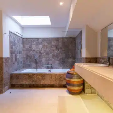 Amazing penthouse in an exclusive residential complex Tee 5 with panoramic sea views in Los Flamingos Golf Resort, Benahavis Picture 11