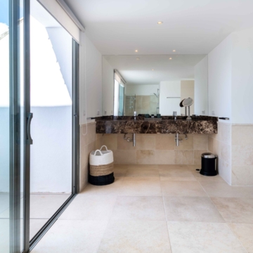 Amazing penthouse in an exclusive residential complex Tee 5 with panoramic sea views in Los Flamingos Golf Resort, Benahavis Picture 20