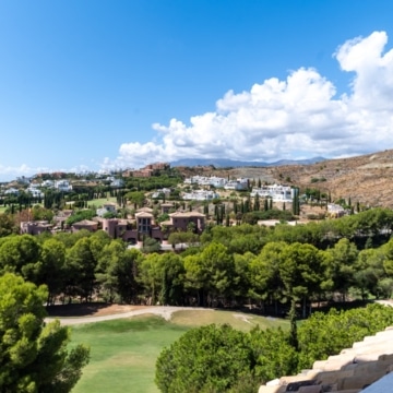 Amazing penthouse in an exclusive residential complex Tee 5 with panoramic sea views in Los Flamingos Golf Resort, Benahavis Picture 6