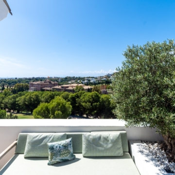 Amazing penthouse in an exclusive residential complex Tee 5 with panoramic sea views in Los Flamingos Golf Resort, Benahavis Picture 3