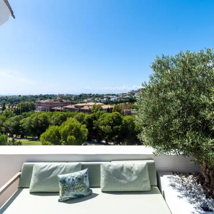 Amazing penthouse in an exclusive residential complex Tee 5 with panoramic sea views in Los Flamingos Golf Resort, Benahavis Picture