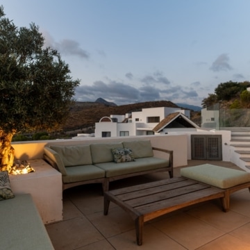 Amazing penthouse in an exclusive residential complex Tee 5 with panoramic sea views in Los Flamingos Golf Resort, Benahavis Picture 2