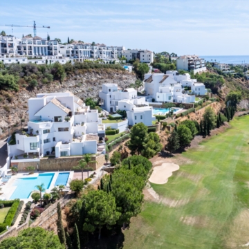 Amazing penthouse in an exclusive residential complex Tee 5 with panoramic sea views in Los Flamingos Golf Resort, Benahavis Picture 4