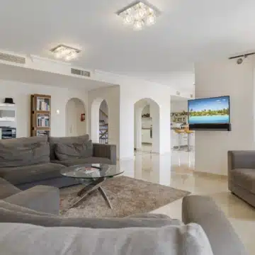 Exceptional five bedroom townhouse in La Perla de la Heredia, Benahavís Picture 9