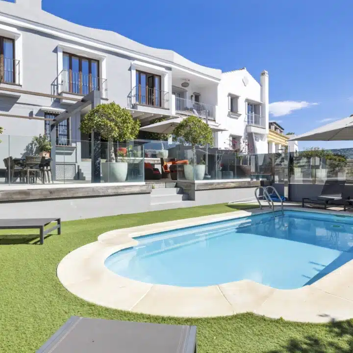 Exceptional five bedroom townhouse in La Perla de la Heredia, Benahavís Picture