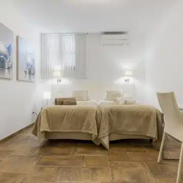 Exceptional five bedroom townhouse in La Perla de la Heredia, Benahavís Picture 31