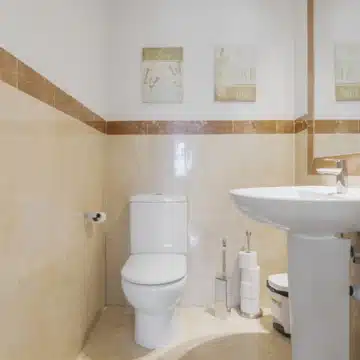 Exceptional five bedroom townhouse in La Perla de la Heredia, Benahavís Picture 33