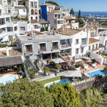 Exceptional five bedroom townhouse in La Perla de la Heredia, Benahavís Picture 37