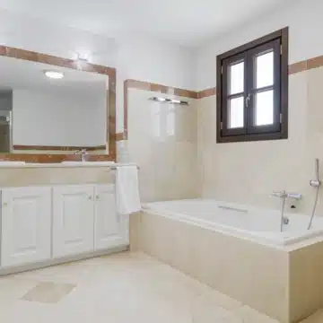 Exceptional five bedroom townhouse in La Perla de la Heredia, Benahavís Picture 14