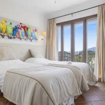 Exceptional five bedroom townhouse in La Perla de la Heredia, Benahavís Picture 15