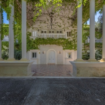 Majestic villa in sought-after residential area of Rocio de Nagüeles, Marbella Golden Mile Picture 1