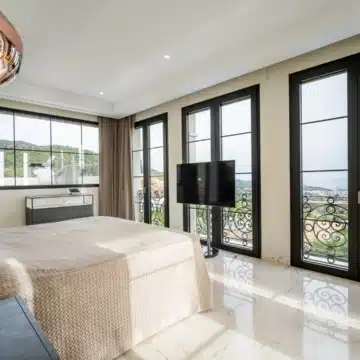 Stunning villa offering panoramic views of the mountains in the prestigious gated community of Sierra Blanca, Marbella Picture 11