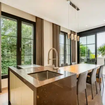 Stunning villa offering panoramic views of the mountains in the prestigious gated community of Sierra Blanca, Marbella Picture 8