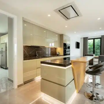 Stunning villa offering panoramic views of the mountains in the prestigious gated community of Sierra Blanca, Marbella Picture 3