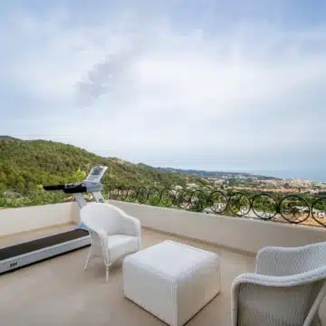 Stunning villa offering panoramic views of the mountains in the prestigious gated community of Sierra Blanca, Marbella Picture 19
