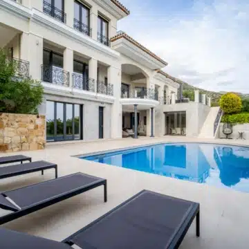Stunning villa offering panoramic views of the mountains in the prestigious gated community of Sierra Blanca, Marbella Picture 28
