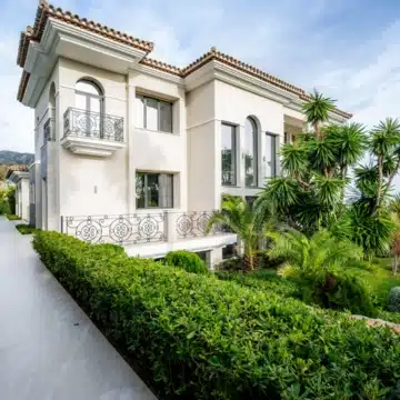 Stunning villa offering panoramic views of the mountains in the prestigious gated community of Sierra Blanca, Marbella Picture 29