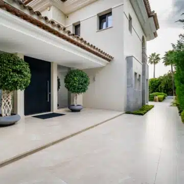 Stunning villa offering panoramic views of the mountains in the prestigious gated community of Sierra Blanca, Marbella Picture 30