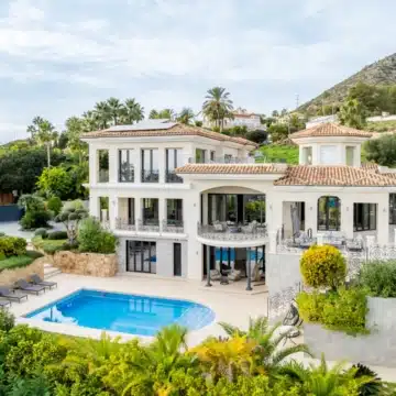 Stunning villa offering panoramic views of the mountains in the prestigious gated community of Sierra Blanca, Marbella Picture 31