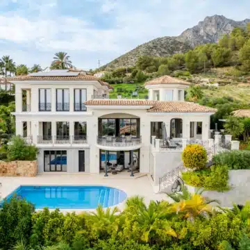 Stunning villa offering panoramic views of the mountains in the prestigious gated community of Sierra Blanca, Marbella Picture 32
