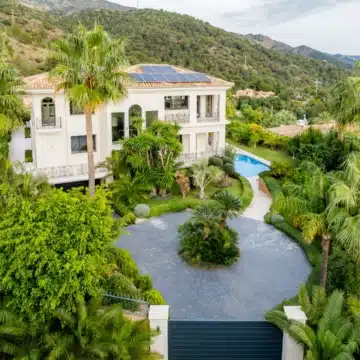 Stunning villa offering panoramic views of the mountains in the prestigious gated community of Sierra Blanca, Marbella Picture 6