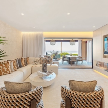 Beachfront apartment with Mediterranean Sea views in the prestigious Los Granados del Mar, Estepona Picture 1