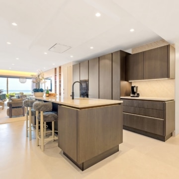 Beachfront apartment with Mediterranean Sea views in the prestigious Los Granados del Mar, Estepona Picture 2