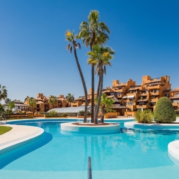 Beachfront apartment with Mediterranean Sea views in the prestigious Los Granados del Mar, Estepona Picture 13