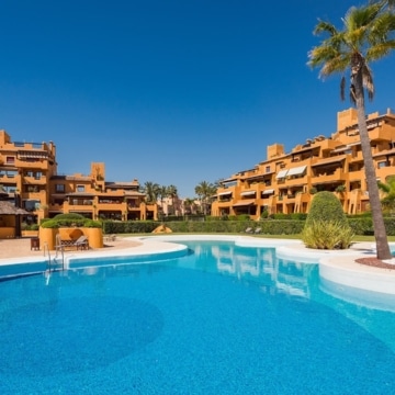 Beachfront apartment with Mediterranean Sea views in the prestigious Los Granados del Mar, Estepona Picture 14