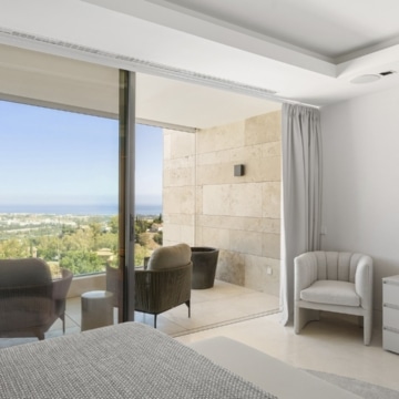 Exceptional duplex apartment featuring panoramic sea views and lush landscape in La Quinta, Benahavis Picture 16