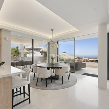 Exceptional duplex apartment featuring panoramic sea views and lush landscape in La Quinta, Benahavis Picture 7