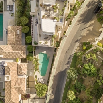 Exceptional duplex apartment featuring panoramic sea views and lush landscape in La Quinta, Benahavis Picture 10