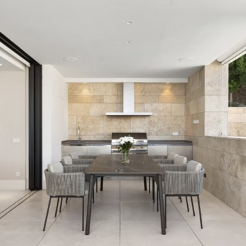 Exceptional duplex apartment featuring panoramic sea views and lush landscape in La Quinta, Benahavis Picture 3