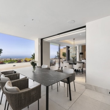 Exceptional duplex apartment featuring panoramic sea views and lush landscape in La Quinta, Benahavis Picture 24