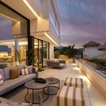 Exceptional duplex apartment featuring panoramic sea views and lush landscape in La Quinta, Benahavis Picture 11