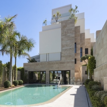 Exceptional duplex apartment featuring panoramic sea views and lush landscape in La Quinta, Benahavis Picture 5