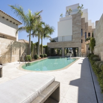 Exceptional duplex apartment featuring panoramic sea views and lush landscape in La Quinta, Benahavis Picture 30