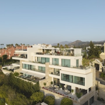 Exceptional duplex apartment featuring panoramic sea views and lush landscape in La Quinta, Benahavis Picture 31
