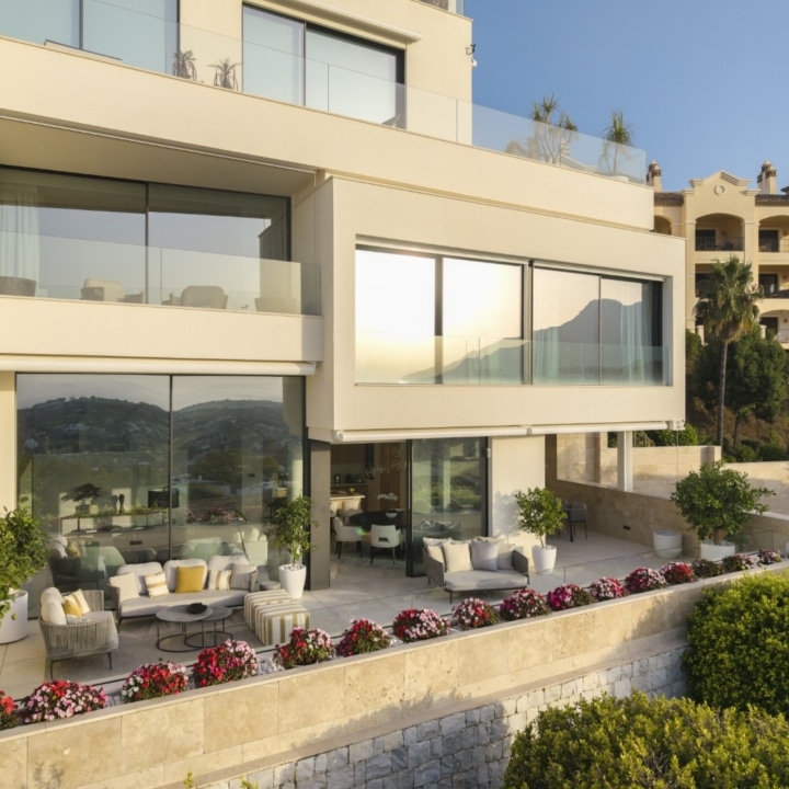 Exceptional duplex apartment featuring panoramic sea views and lush landscape in La Quinta, Benahavis Picture