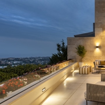 Exceptional duplex apartment featuring panoramic sea views and lush landscape in La Quinta, Benahavis Picture 2