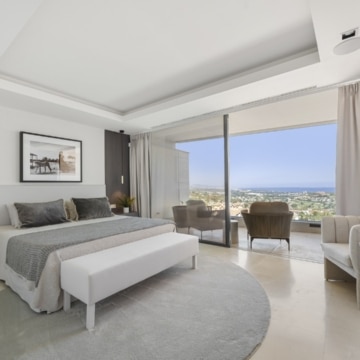 Exceptional duplex apartment featuring panoramic sea views and lush landscape in La Quinta, Benahavis Picture 1