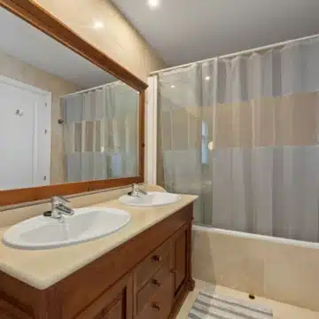 Spacious 3-bedrooms apartment in the exclusive area of Los Arqueros, Benahavís Picture 12