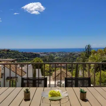 Spacious 3-bedrooms apartment in the exclusive area of Los Arqueros, Benahavís Picture 0