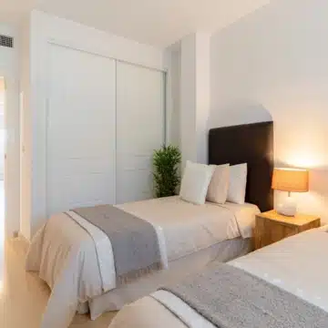 Bright 2-bedroom apartment with panoramic sea views in Marbella Picture 16