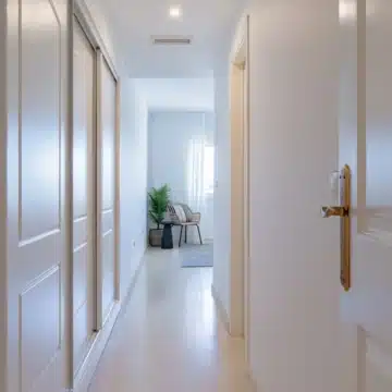 Bright 2-bedroom apartment with panoramic sea views in Marbella Picture 17