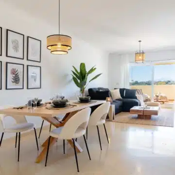 Bright 2-bedroom apartment with panoramic sea views in Marbella Picture 2