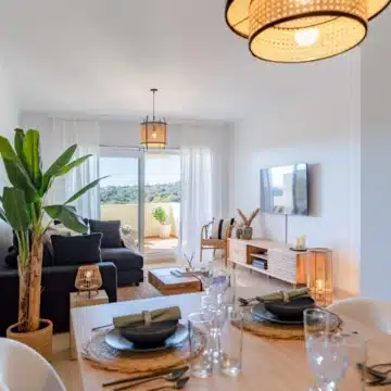 Bright 2-bedroom apartment with panoramic sea views in Marbella Picture 3