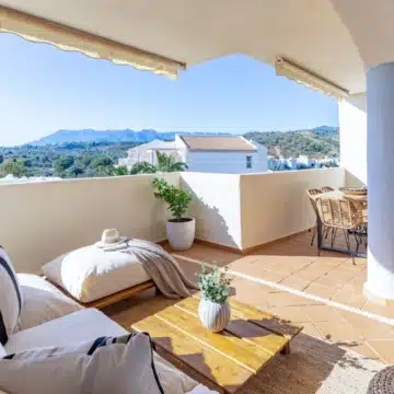 Bright 2-bedroom apartment with panoramic sea views in Marbella Picture 19
