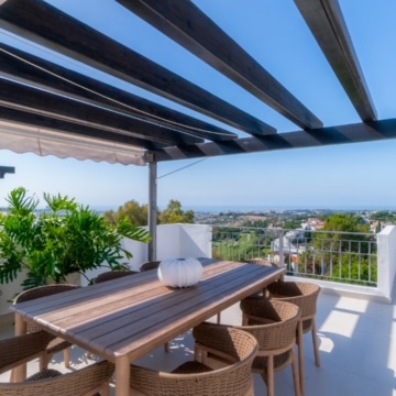 Stunning duplex penthouse with breathtaking views in La Quinta, Benahavís Picture 2